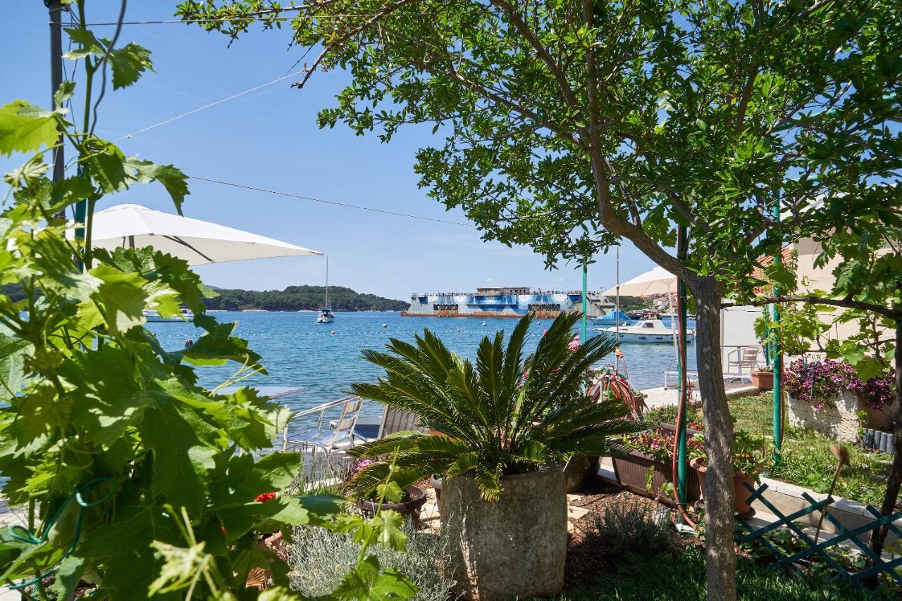 Apartments Nives Cres Εξωτερικό φωτογραφία