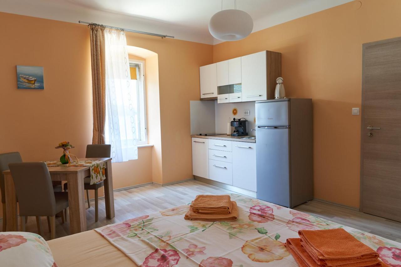 Apartments Nives Cres Εξωτερικό φωτογραφία